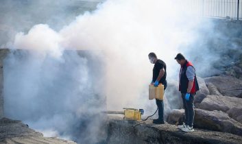 Giresun Belediyesi sahil bölgesi menfezlerini ilaçladı