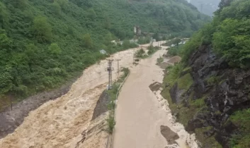 Giresun’da dere taştı, yol ulaşıma kapatıldı