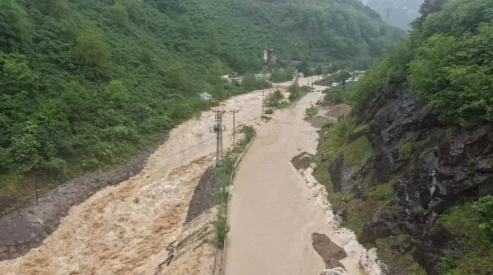 Giresun’da dere taştı, yol ulaşıma kapatıldı