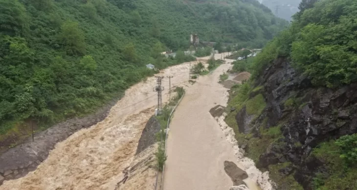 Giresun’da dere taştı, yol ulaşıma kapatıldı
