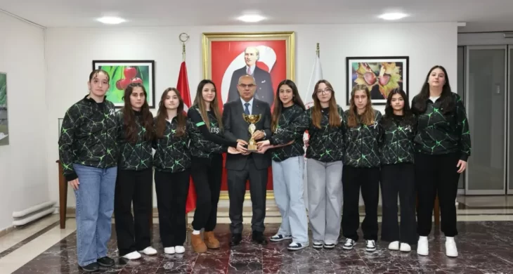 Giresun’un şampiyon kızlarını Vali Mustafa Koç kabul etti