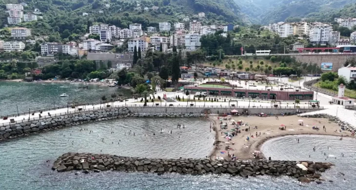 Gökdelen yıkıldı: Halk plajın keyfini çıkarıyor