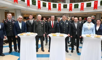 Güvenlik için çalışan eller yardım için kenetlendi