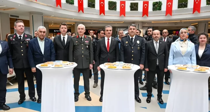 Güvenlik için çalışan eller yardım için kenetlendi