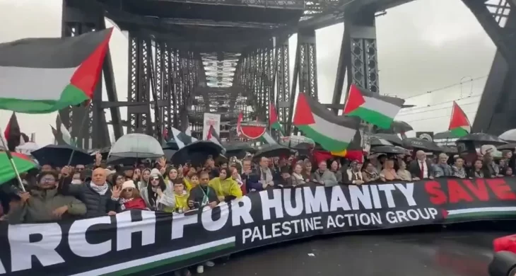 Avustralya’da 90 bin kişi Filistin’e destek için Sydney Köprüsü’nde yürüdü