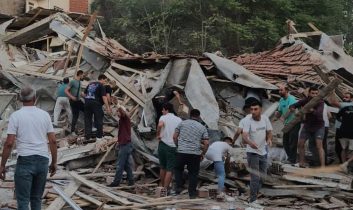 Bakan Yerlikaya: Sındırgı’daki yıkılan binada 2 kişi kurtarıldı