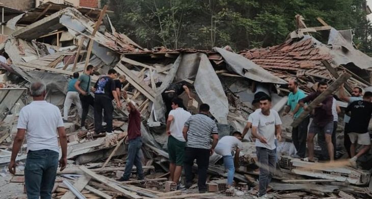 Bakan Yerlikaya: Sındırgı’daki yıkılan binada 2 kişi kurtarıldı