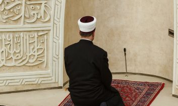 Diyarbakır’da sahte diplomayla 12 yıl imamlık yapan firariye ceza