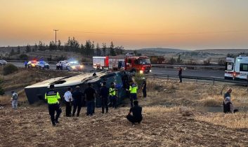 Suruç’ta kaza: Yolcu otobüsü yan yattı