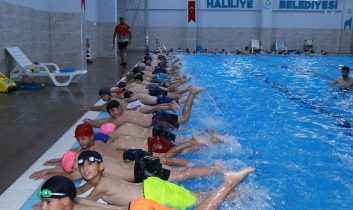 Havuz keyfi Haliliye’de çocukların ve gençlerin yüzünü güldürdü
