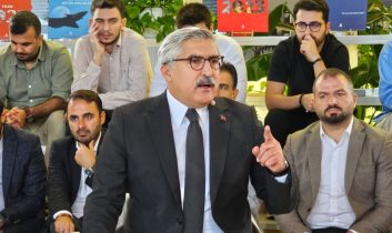 AK Parti’den Özgür Özel’in sözlerine sert tepki: “Önce rüşvet-yolsuzluk iddialarına cevap verin”