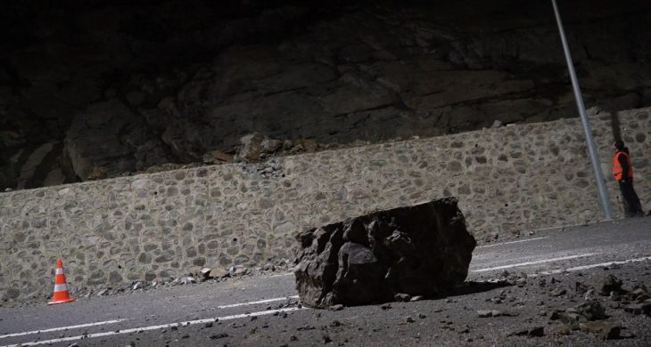 Artvin’de heyelan: Karadeniz sahil yolu trafiğe kapandı