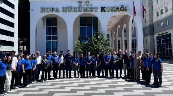 Hopa Kaymakamı Arslantürk’ten, öğrenci korosuna ziyaret