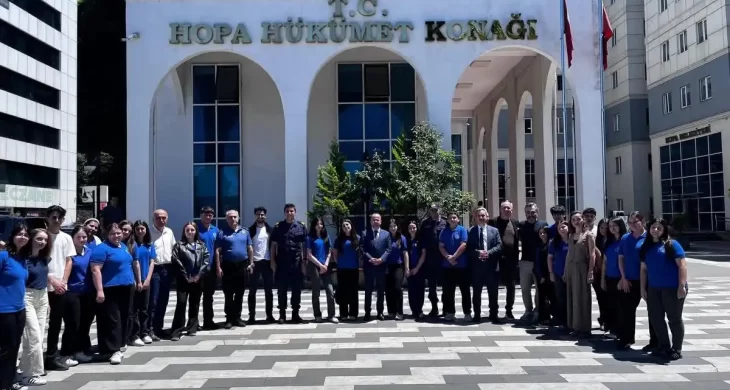 Hopa Kaymakamı Arslantürk’ten, öğrenci korosuna ziyaret