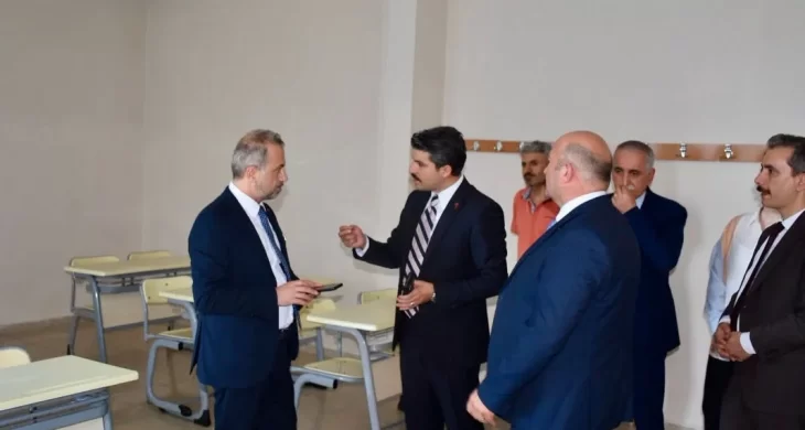 Hopa Kaymakamı Karakaya, okullarda incelemelerde bulundu