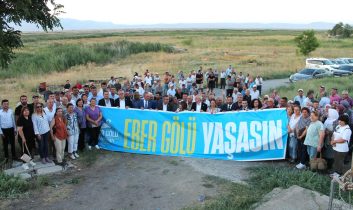 CHP Milletvekilleri Eber Gölüne çıkarma yaptı