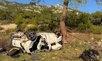 Kemer yolunda feci kaza: İki genç hayatını kaybetti