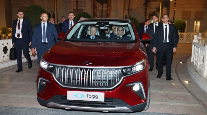 Cumhurbaşkanı Erdoğan, Mısır Cumhurbaşkanı Sisi’ye Togg hediye etti