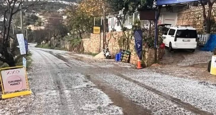 Kaş’ta kış ortasında dolu