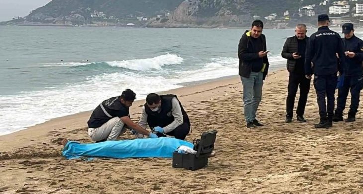Alanya’da sahilde kadın cesedi bulundu