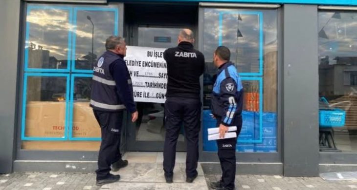 Serik’te tarihi geçmiş ürün satan zincir market mühürlendi