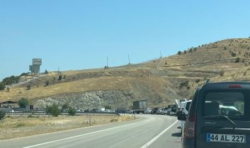 Elazığ-Pertek feribot iskelesinde kilometrelerce kuyruk oluştu