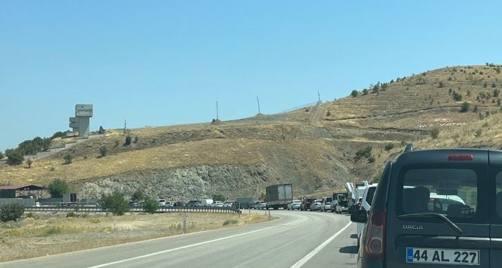 Elazığ-Pertek feribot iskelesinde kilometrelerce kuyruk oluştu