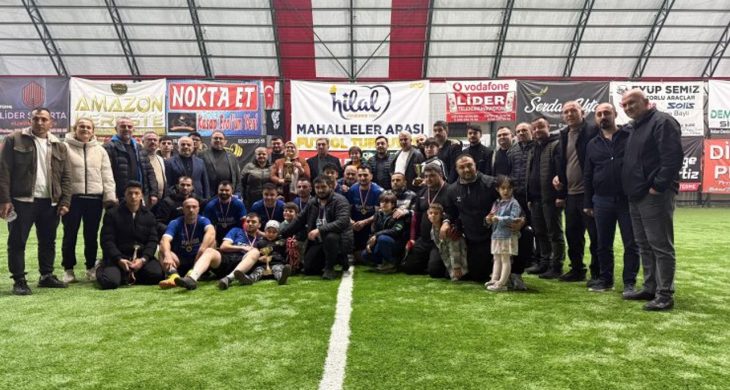 Terme’de 15 takımlı futbol turnuvasının finalinde Fenk Mahallesi büyük ilgi altında şampiyonluğa ulaştı