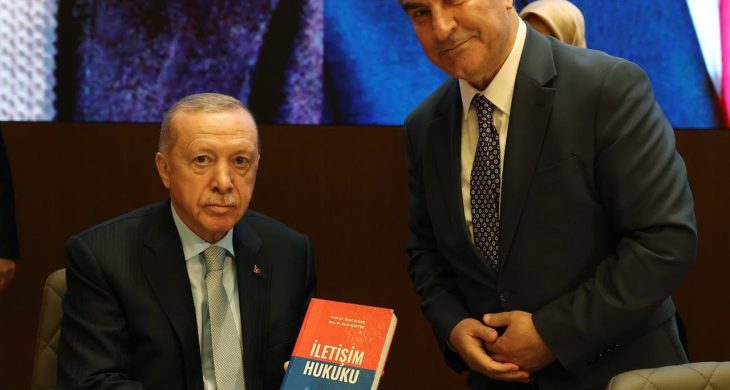 Prof. Dr. Zakir Avşar’dan Cumhurbaşkanına kitap takdimi