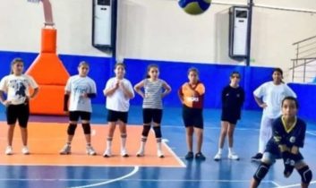 Serik’te gençler filede buluşuyor