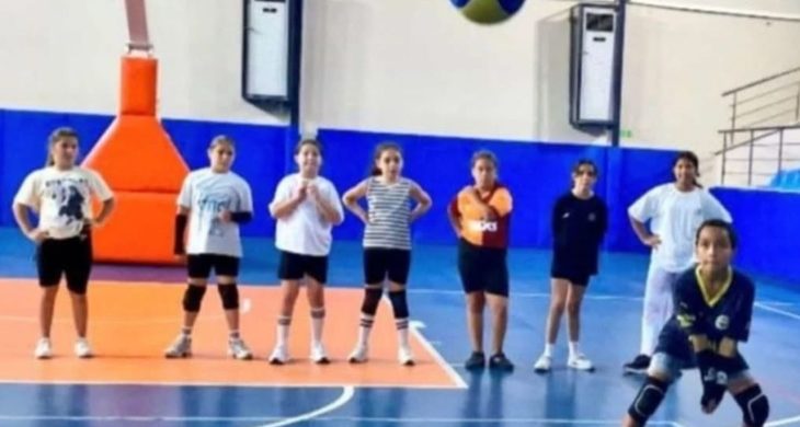 Serik’te gençler filede buluşuyor