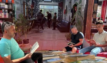 Serik’te kitapsever esnaf: Müşteriler sıra beklerken kitap okuyor