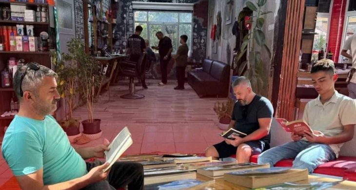 Serik’te kitapsever esnaf: Müşteriler sıra beklerken kitap okuyor