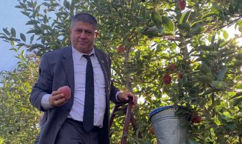 Başkan Selçuk Elma hasadına katıldı: Çiftçilerle bir araya geldi