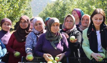 Başkan Caran, kadın çiftçiler günü’nde emekçi kadınlarla hasada katıldı