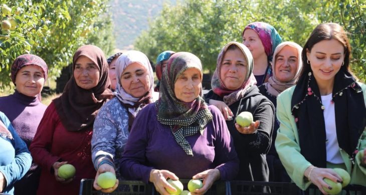 Başkan Caran, kadın çiftçiler günü’nde emekçi kadınlarla hasada katıldı