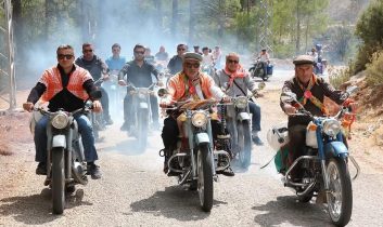 Kaş’ta klasik motosiklet tutkusu sosyal medyayı sallıyor