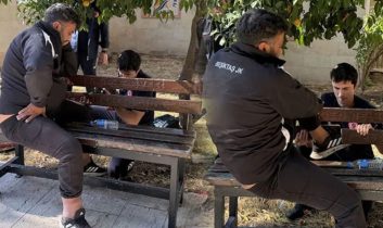 Uyurken bacağını banka sıkıştırdı, itfaiye kurtardı