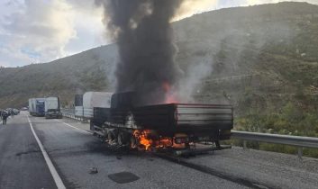 Manavgat’ta mermer yüklü tır alev alev yandı