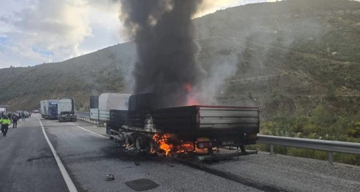 Manavgat’ta mermer yüklü tır alev alev yandı