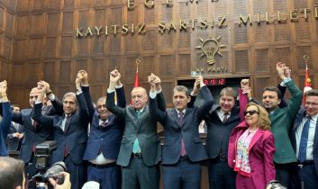 Erdoğan, İsa Yıldırım’a AK Parti rozetini taktı