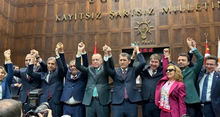Erdoğan, İsa Yıldırım’a AK Parti rozetini taktı