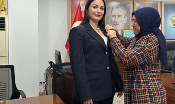 AK Parti’ye Rus asıllı yeni katılım: Rozeti gündüz taktı