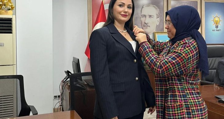 AK Parti’ye Rus asıllı yeni katılım: Rozeti gündüz taktı