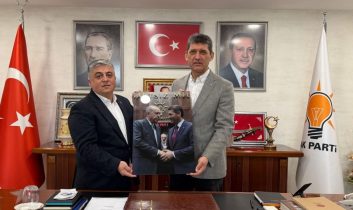 AK Parti Antalya il başkanı Ali Çetin’e anlamlı hediye