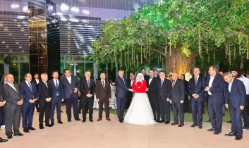 İçişleri Bakanı Mustafa Çiftçi’den genç çifte “3 Çocuk” mesajı