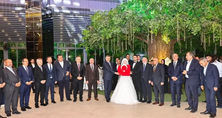 İçişleri Bakanı Mustafa Çiftçi’den genç çifte “3 Çocuk” mesajı