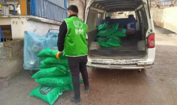 İHH Türkiye’de 4 bin çocuğa bot ve mont dağıttı