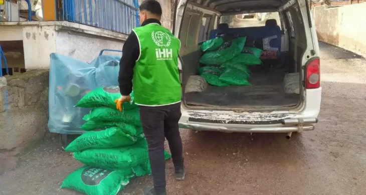 İHH Türkiye’de 4 bin çocuğa bot ve mont dağıttı