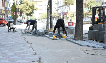 Kaldırımlar aydınlatmalı olarak yenileniyor